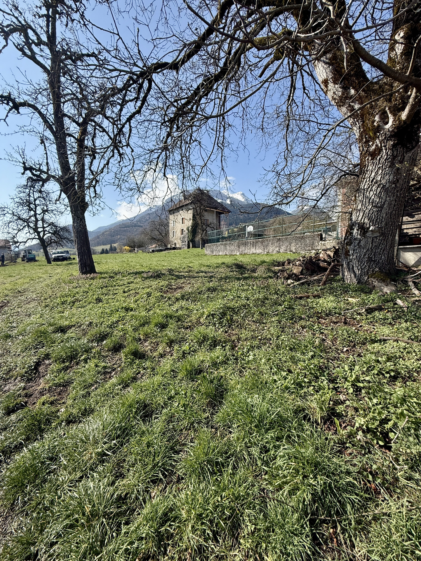 FAVERGES - SECTEUR CALME ET ENSOLEILLE - TERRAIN CONSTRUCTIBLE