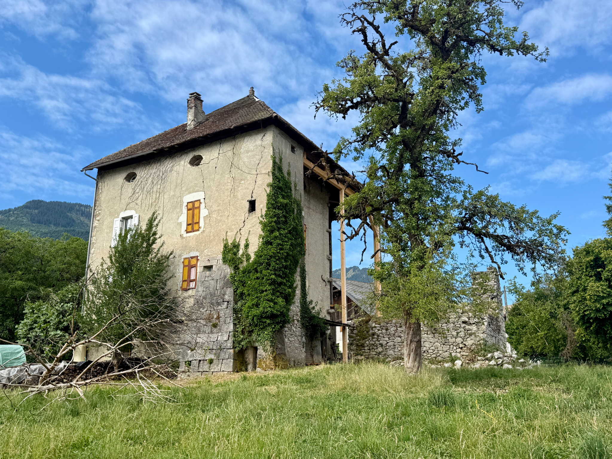 FAVERGES-SEYTHENEX - Maison de village mitoyenne à rénovée avec terrain