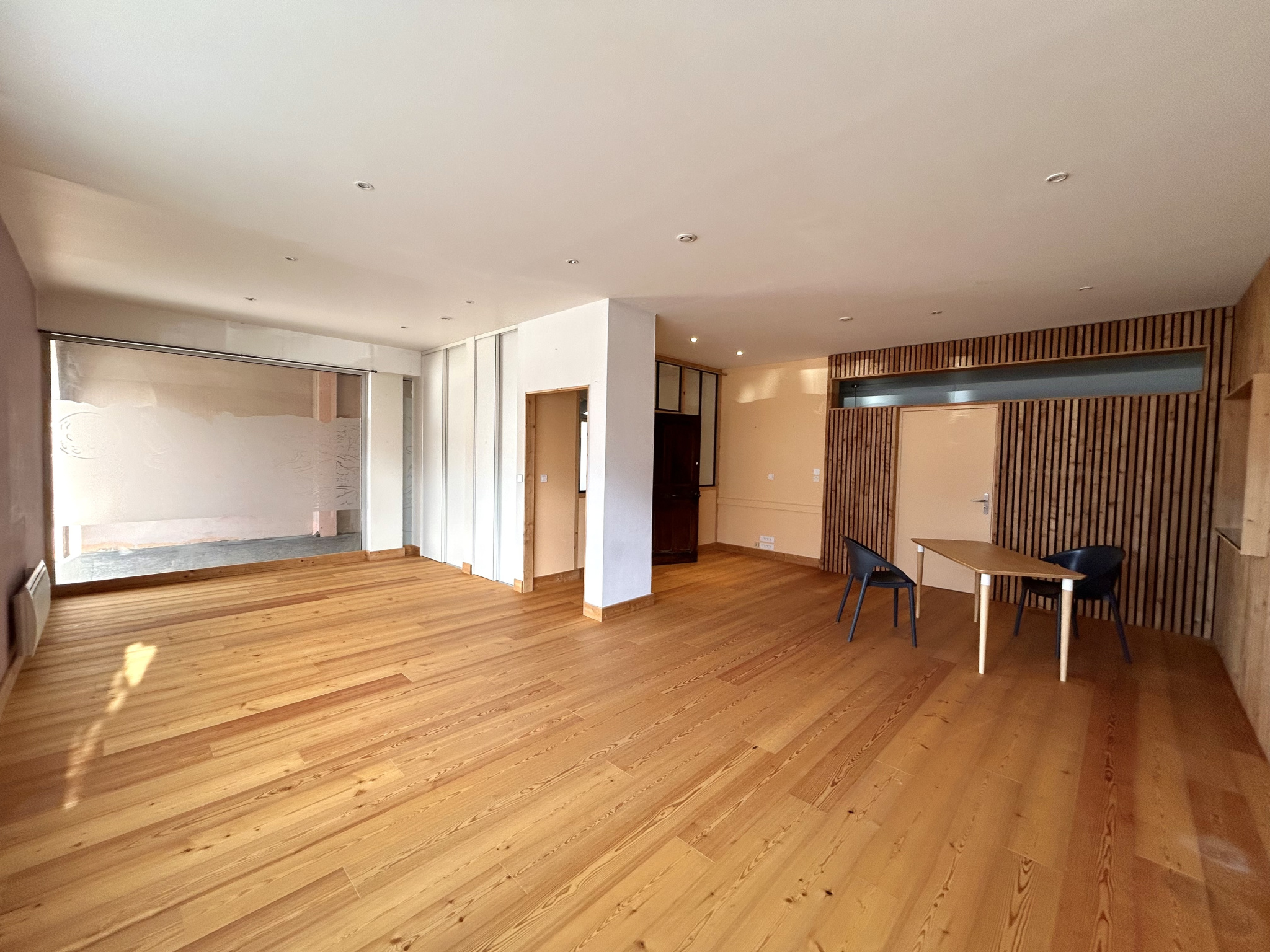 FAVERGES CENTRE - LOCAL COMMERCIAL EN REZ DE CHAUSSEE - 68m2