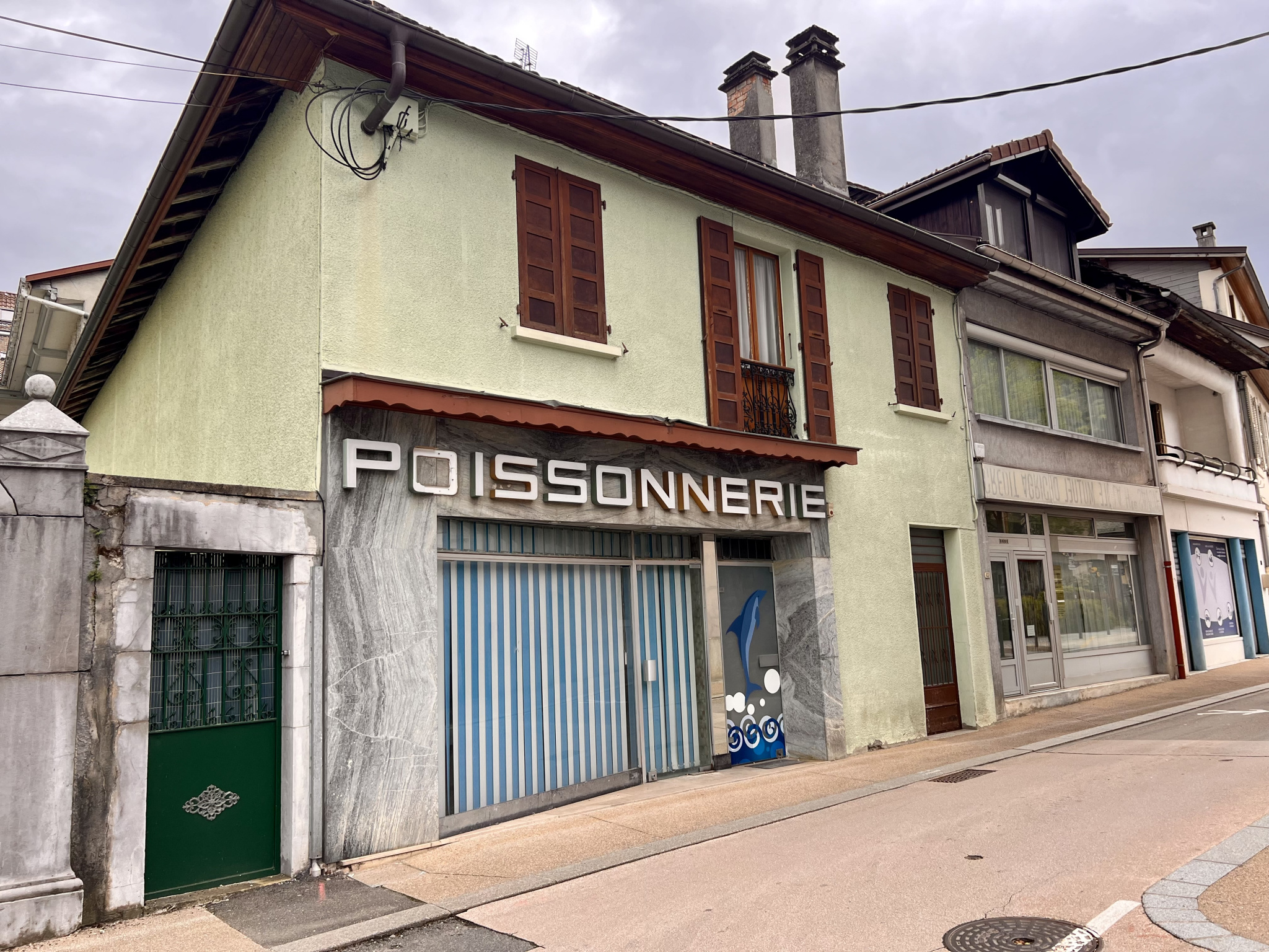 Maison de ville mitoyenne avec une partie à usage commercial - 180m2