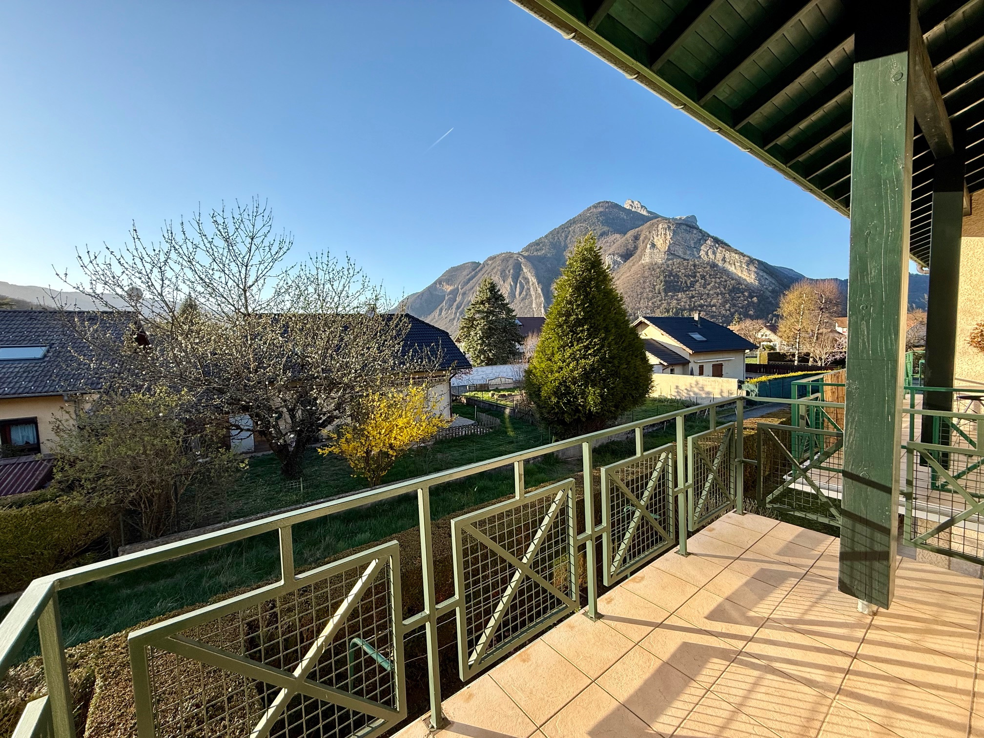 FAVERGES CENTRE - TYPE 2 - PARKINGS- GARAGE -TERRASSE