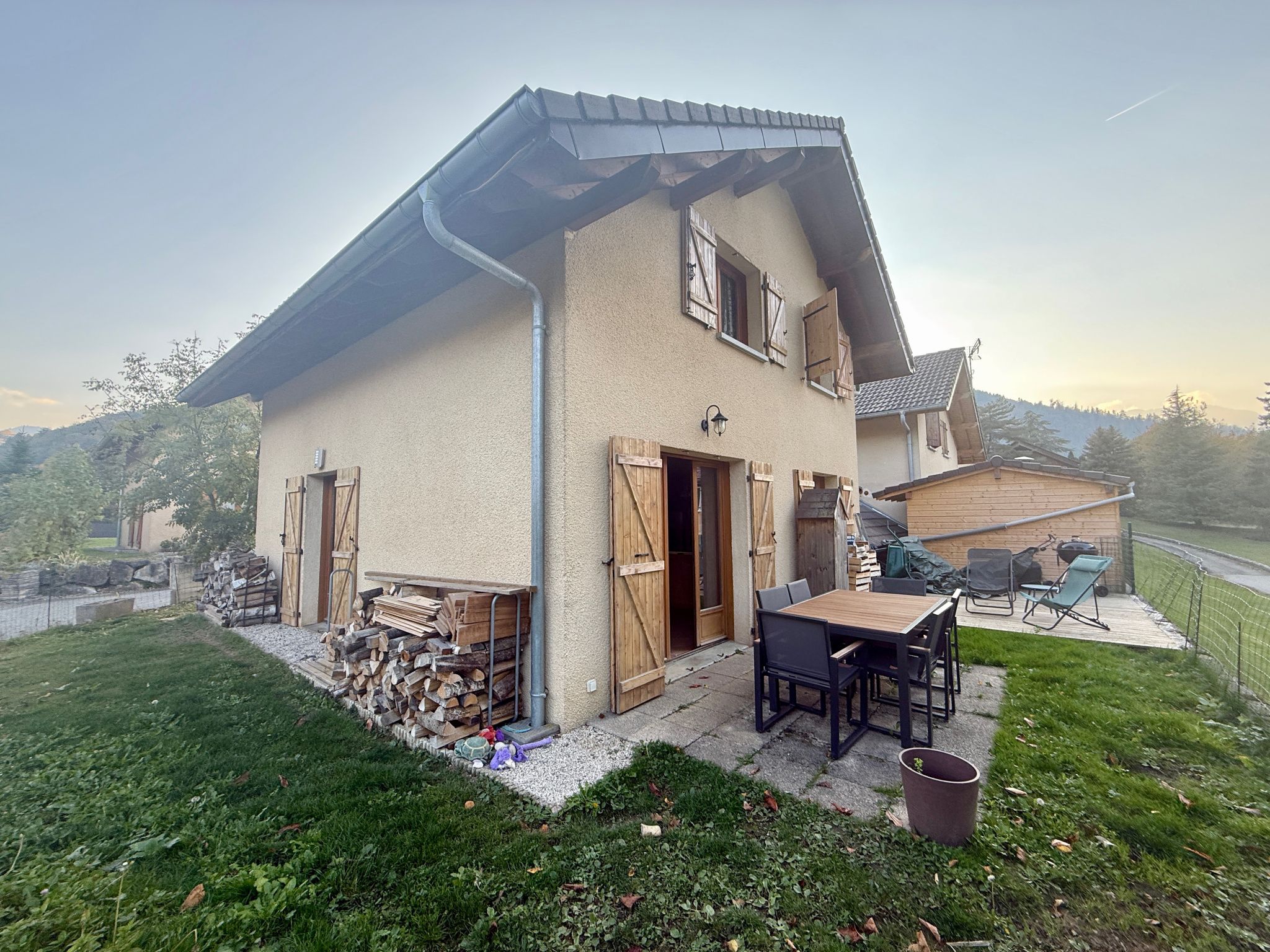 FAVERGES - Proche centre en position dominante Maison Mitoyenne - Jardin…